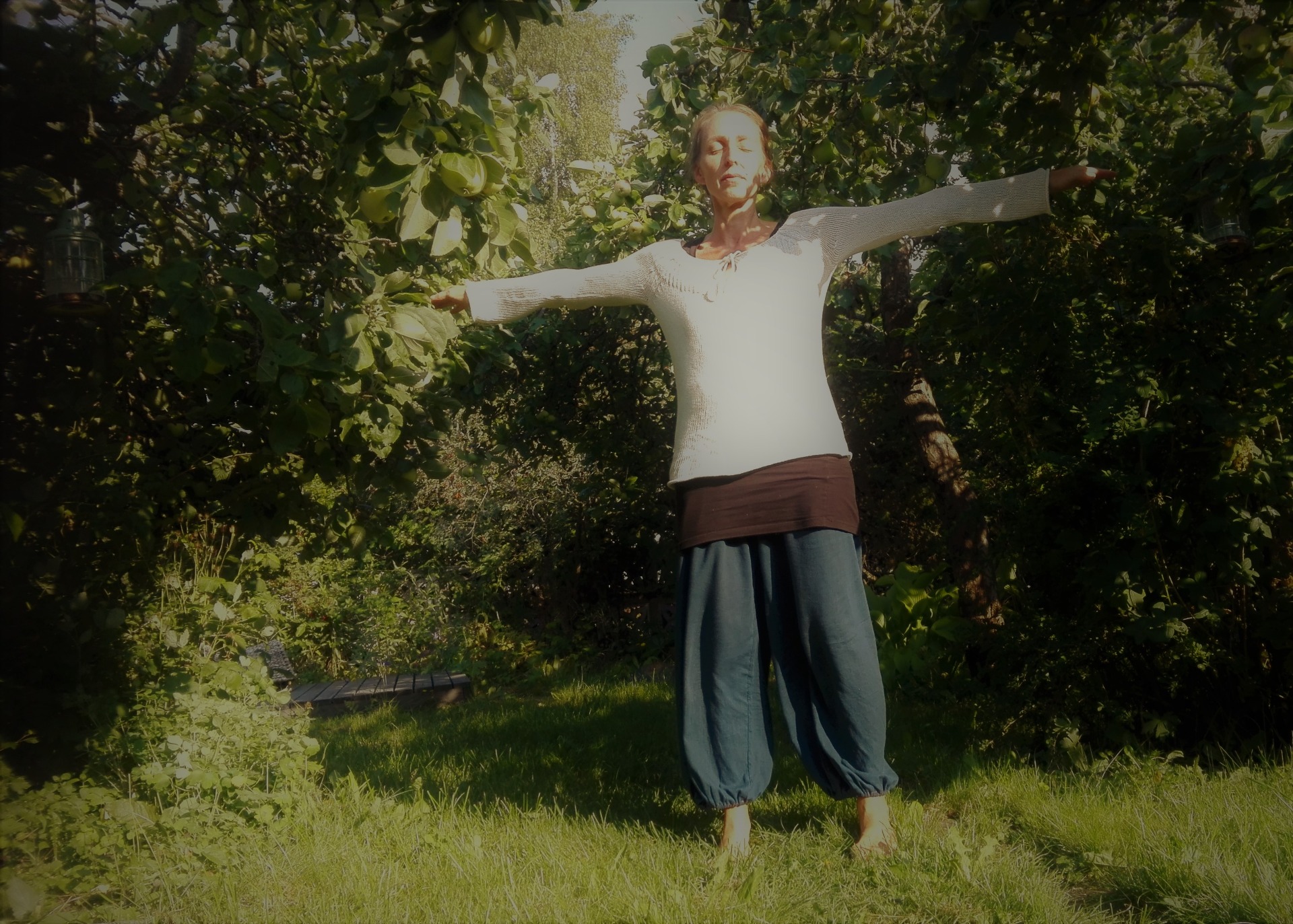 Sisäisen rauhan ja mielihyvän äärelle sinua lempeästi saattelee opettajamme Nina Pörn.